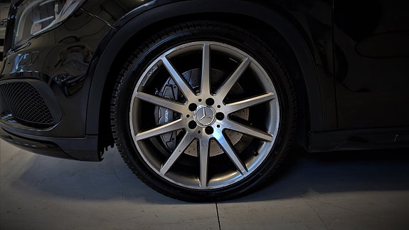 Mercedes-Benz GLA45 11 of 22