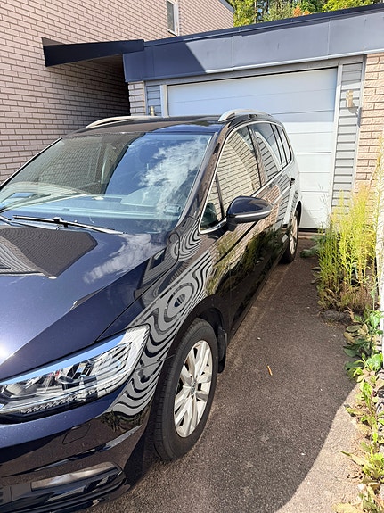 Volkswagen Touran 2 of 3