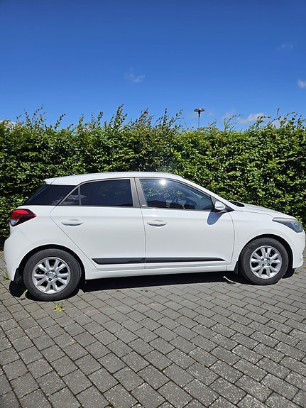 Hyundai i20 2 of 5