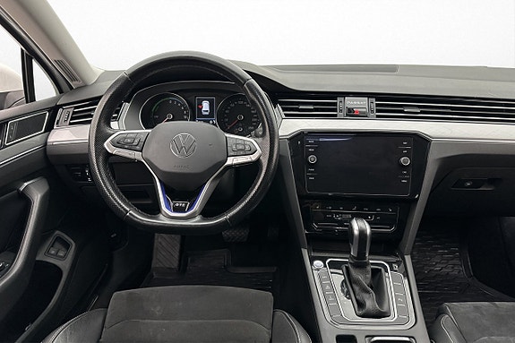 Volkswagen Passat 10 of 29