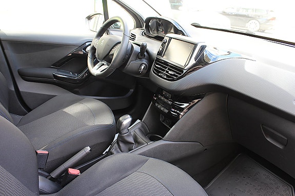 Peugeot 208 3 of 5