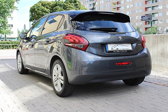Peugeot 208 2 of 5