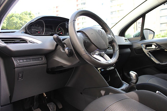 Peugeot 208 16 of 25