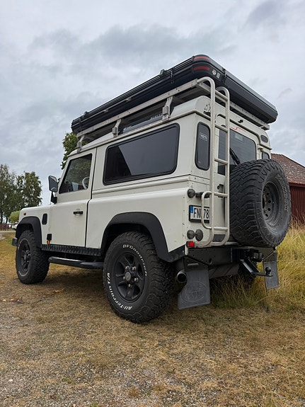Land Rover Defender 90 2 of 9