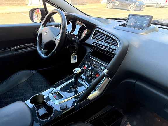 Peugeot 3008 2 of 5