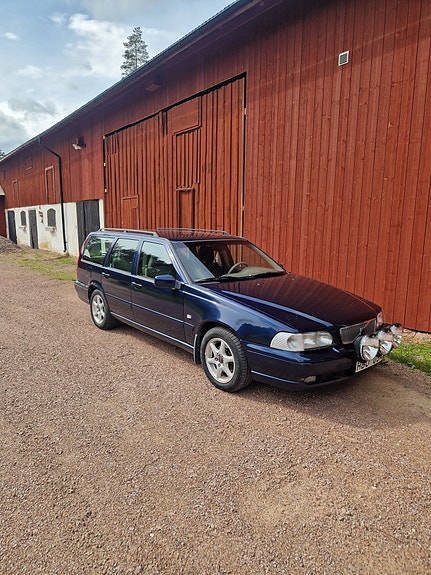 Volvo V70 2 of 5