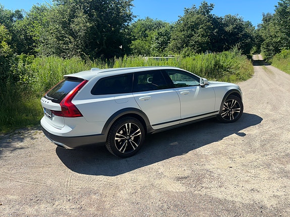 Volvo V90 Cross Country 3 of 5