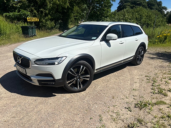 Volvo V90 Cross Country 2 of 5