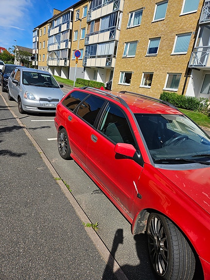 Volvo V40 2 of 8