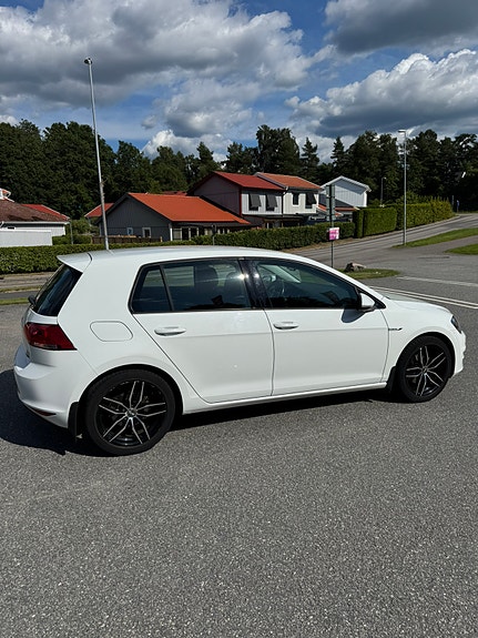 Volkswagen Golf VII 2 of 5