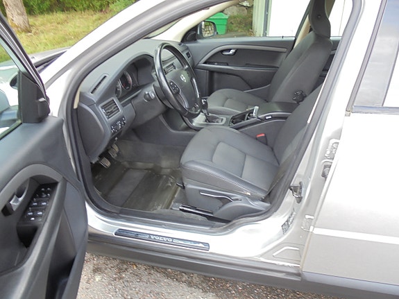 Volvo V70 3 of 5