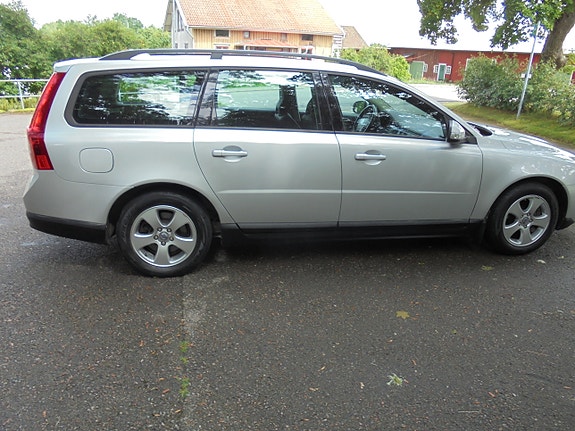 Volvo V70 2 of 5
