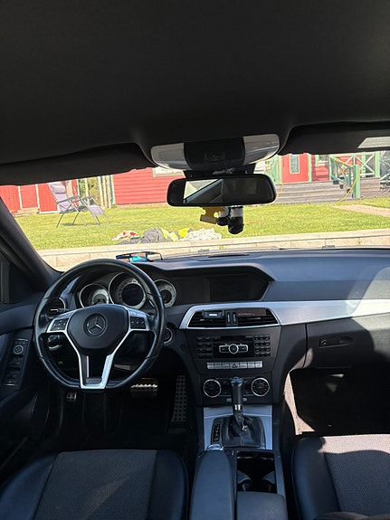 Mercedes-Benz C220 2 of 3