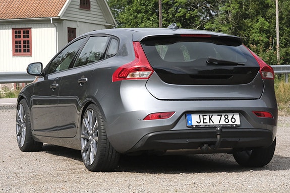 Volvo V40 2 of 13