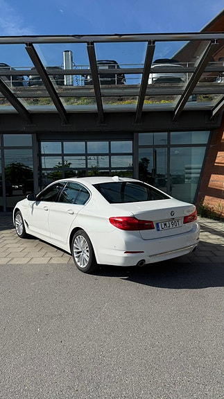 BMW 530e 3 of 5