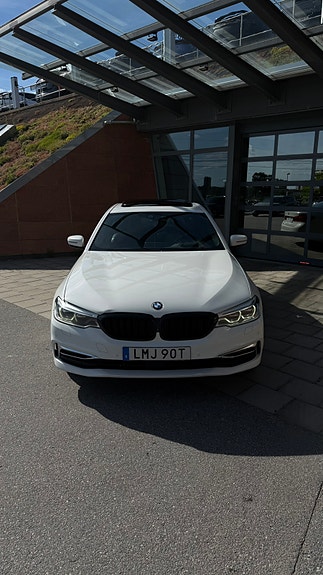 BMW 530e 2 of 5