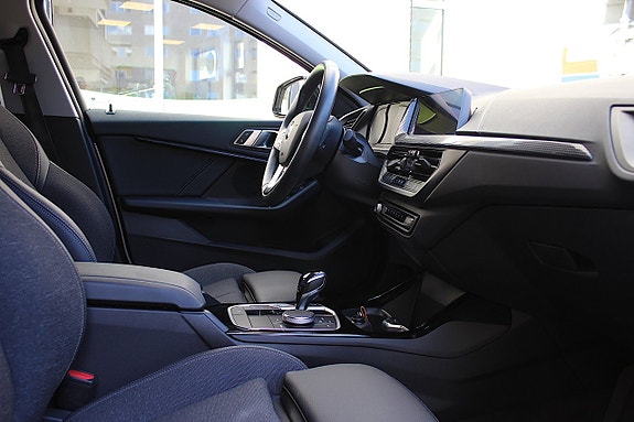 BMW 118i 3 of 30