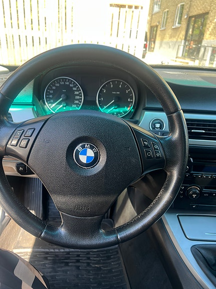 BMW 320i 9 of 13
