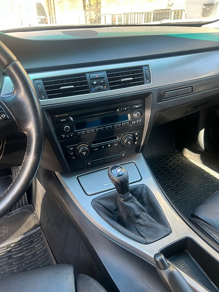 BMW 320i 8 of 13