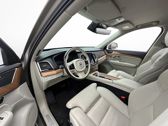 Volvo XC90 11 of 30