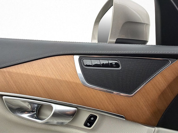 Volvo XC90 16 of 30