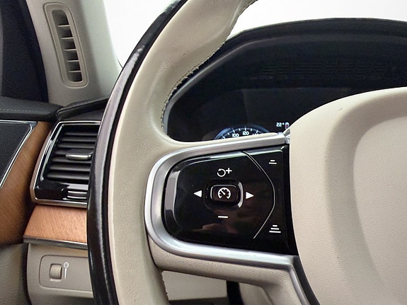 Volvo XC90 25 of 30