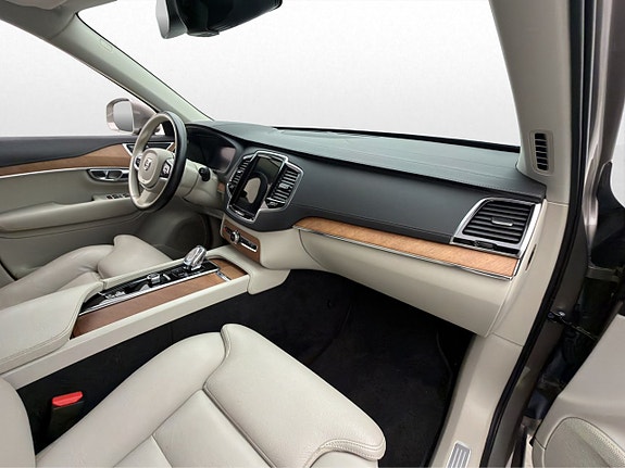 Volvo XC90 13 of 30