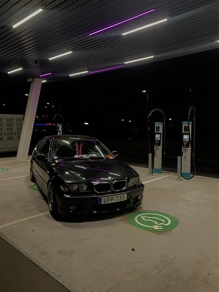 BMW 320i 2 of 9