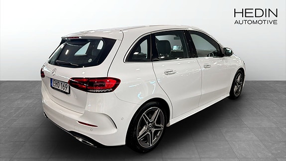 Mercedes-Benz B200 3 of 5