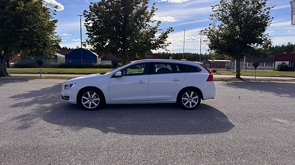 Volvo V60 2 of 5