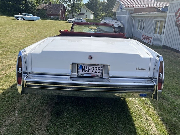 Cadillac Deville 4 of 14