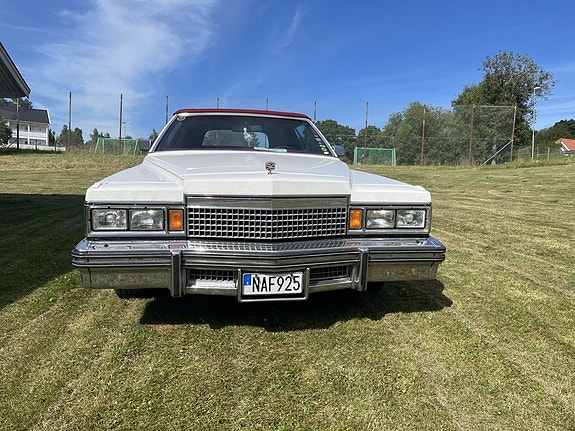 Cadillac Deville 8 of 14