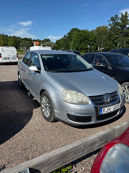 Volkswagen Jetta 2 of 5
