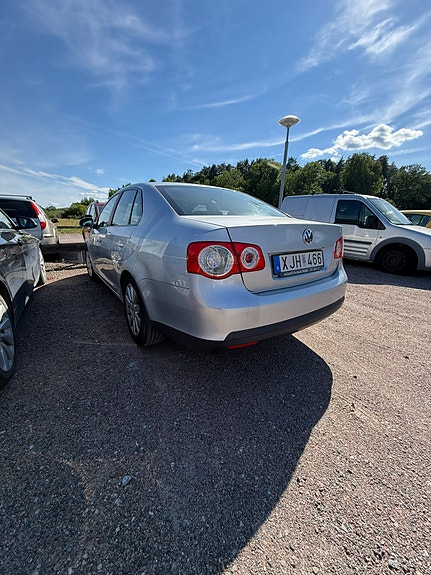 Volkswagen Jetta 4 of 5