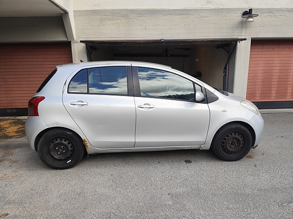 Toyota Yaris 3 of 10