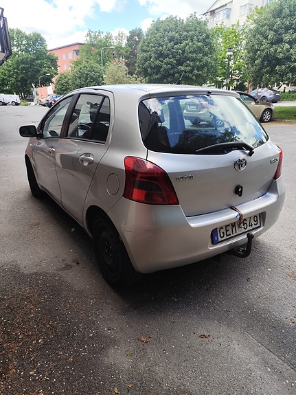 Toyota Yaris 5 of 10