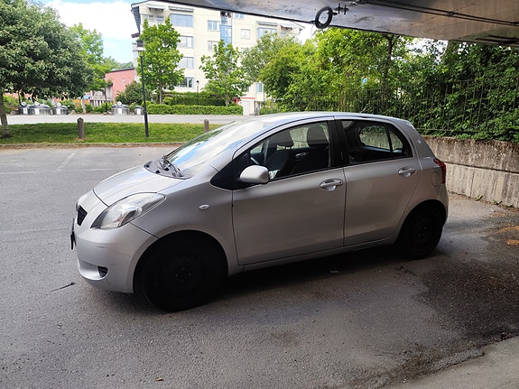 Toyota Yaris 2 of 10