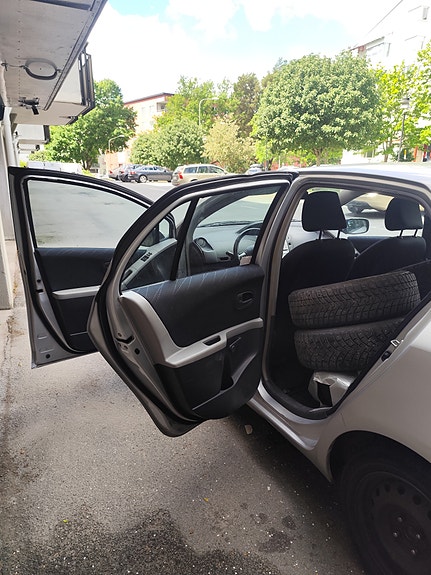 Toyota Yaris 10 of 10