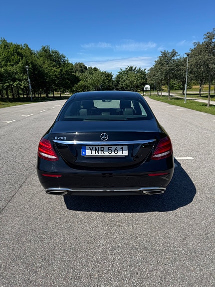 Mercedes-Benz E200 4 of 10