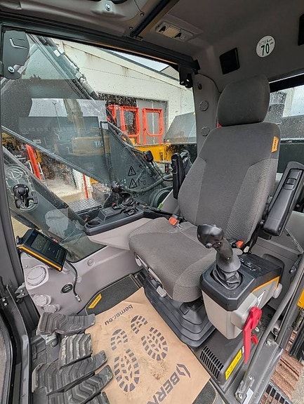 Volvo EC 250 EL 4 of 17