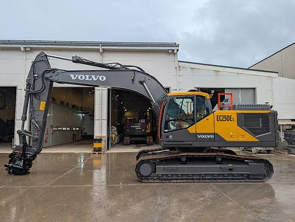 Volvo EC 250 EL 6 of 17