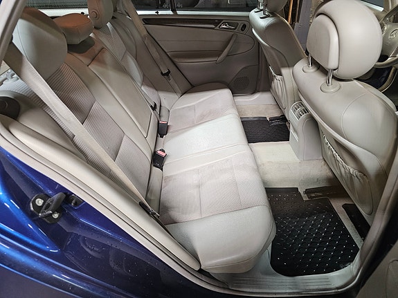 Mercedes-Benz C180 9 of 11