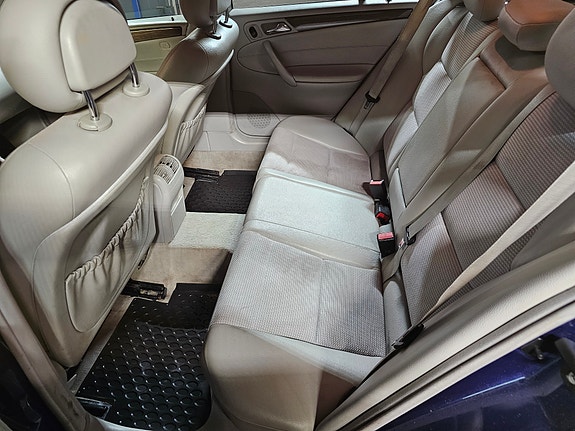Mercedes-Benz C180 8 of 11
