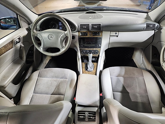 Mercedes-Benz C180 7 of 11