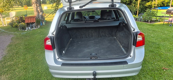 Volvo V70 2 of 10