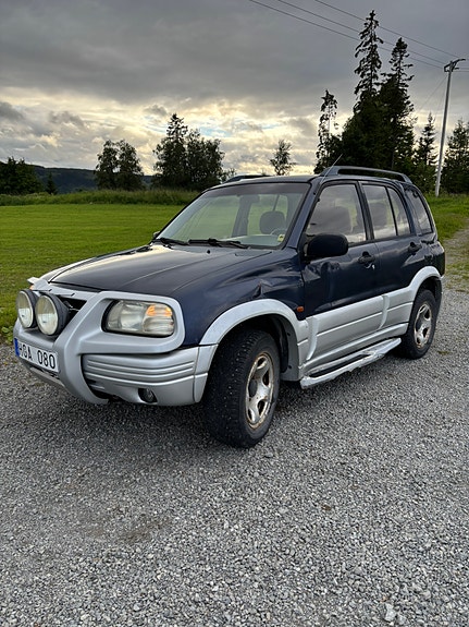 Suzuki Grand Vitara 3 of 5