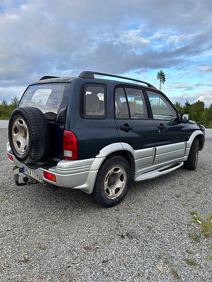 Suzuki Grand Vitara 2 of 5