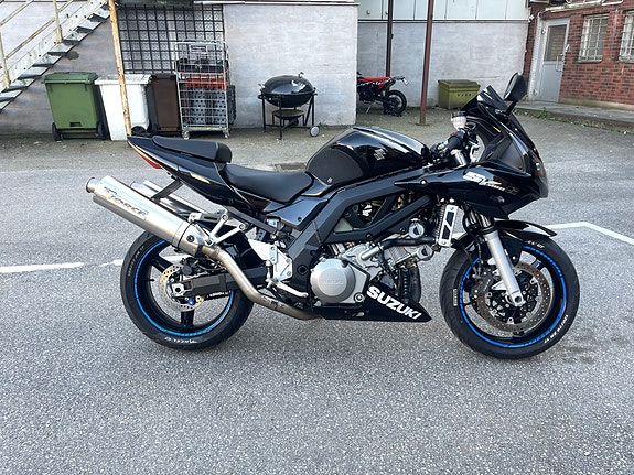 Suzuki SV1000S 2 of 5
