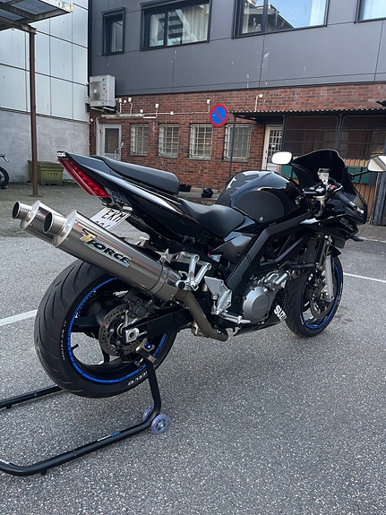 Suzuki SV1000S 4 of 5