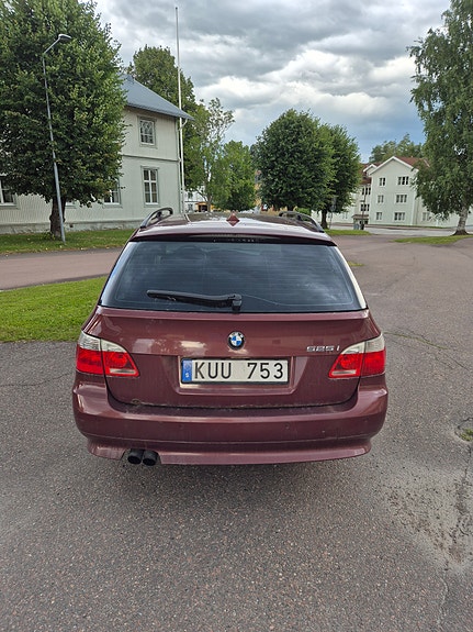 BMW 525i 4 of 5